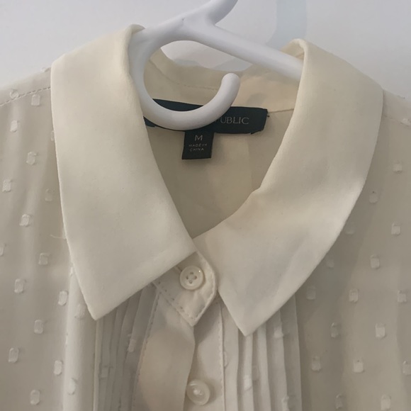 Banana republic white/cream blouse. *UNWORN* - Picture 2 of 5